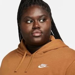 Women's Nike Sportswear Club Fleece Pullover Hoodie (Plus Size) Ale Brown/White - DV5092 271 8 Women's Nike Sportswear Club Fleece Pullover Hoodie (Plus Size) Ale Brown/White - DV5092 271 -Nike Women Shop DV5092 271 M4